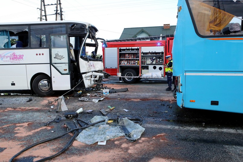 Do zdarzenia doszło na DK 74 w okolicach Ruśca w pow. bełchatowskim. Jeden z autokarów, którym wracała szkolna wycieczka, najechał w tył drugiego, również przewożącego dzieci. Łącznie podróżowało nimi kilkadziesiąt dzieci.