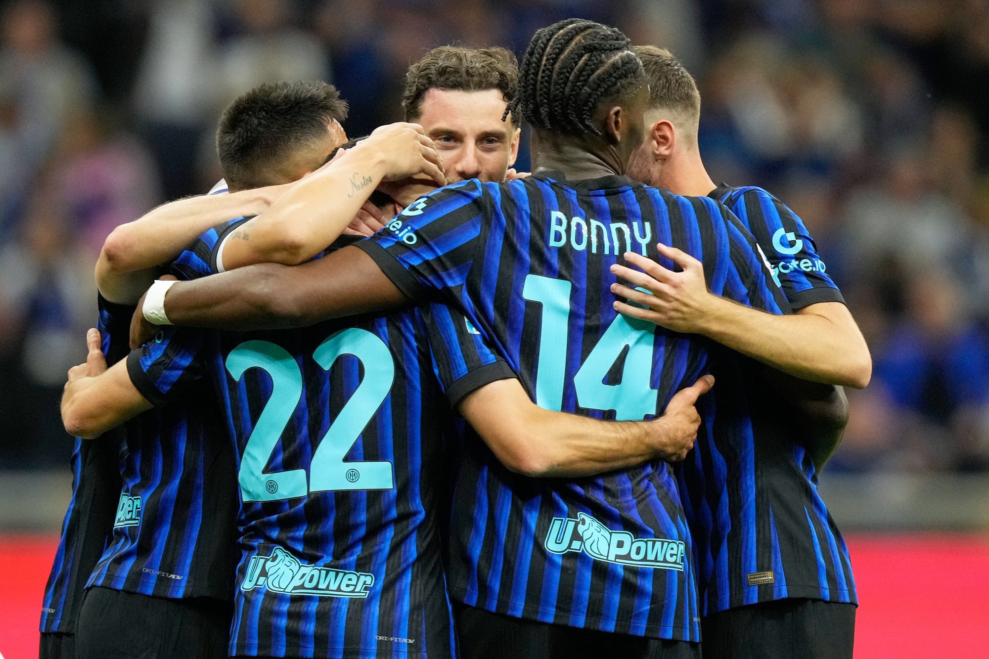 Hráči Interu oslavujú zisk 21. titulu v Serie A. 