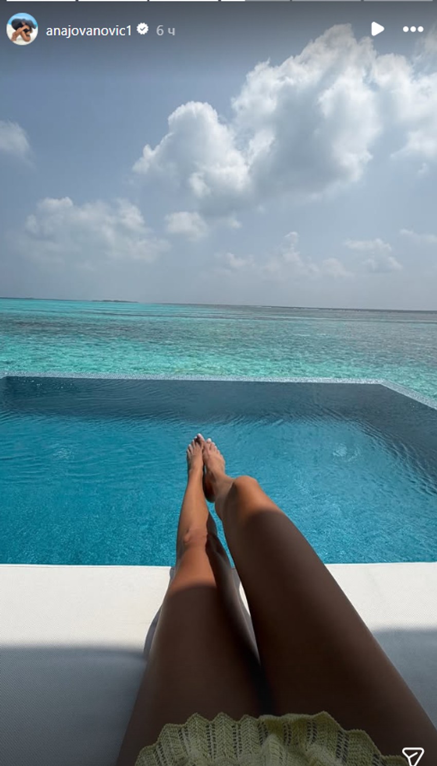 Skinula se žena našeg pevača: Tračicama prekrila silikone, muškarcima pale vilice