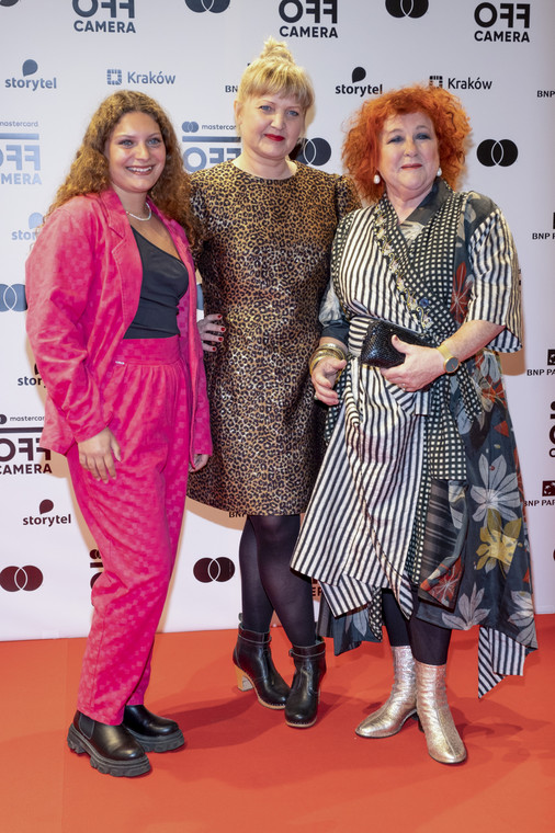 Marianne Blicher wraz z aktorkami grającymi w jej nagrodzonym filmie "Miss Viborg"