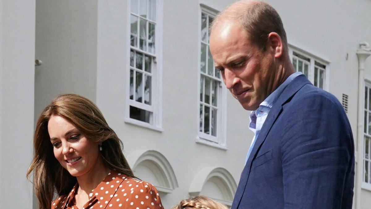 Księżna Kate i książę William z dziećmi w nowej szkole. Louis pokazał humorek