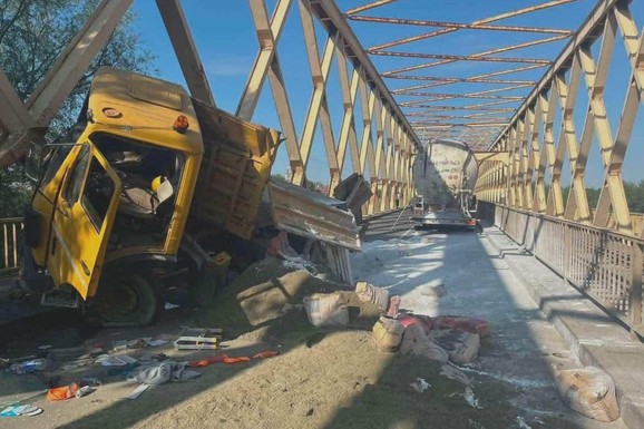 (FOTO) KAMION UNIŠTEN, TOVAR RASUT NA SVE STRANE  Saobraćajna nesreća na mostu kod Sente, obustavljen saobraćaj