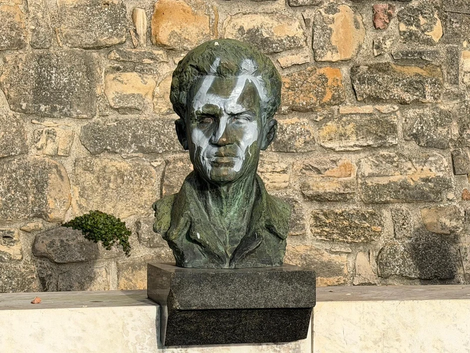 Kukasti krstovi na spomenicima narodnih heroja na Kalemegdanu