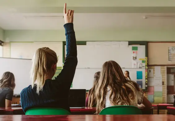 "Ręce nauczyciela regularnie lądowały na naszych pośladkach". Pytamy uczniów o nadużycia w szkołach