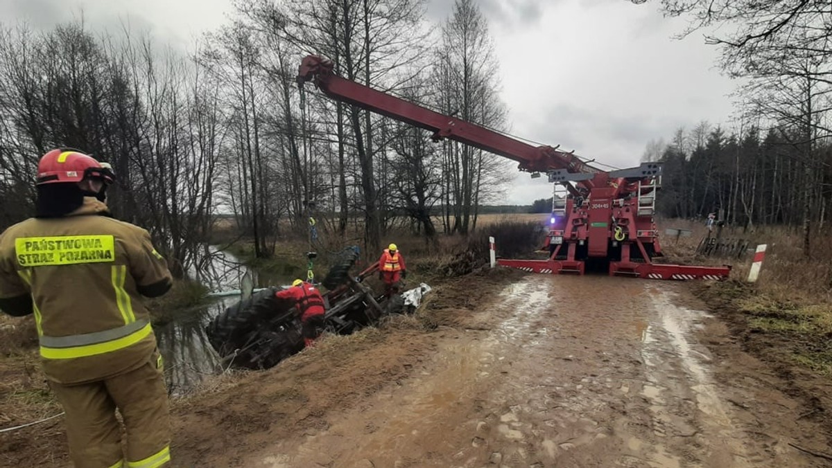 Wólka Nurzecka. Ciągnik rolniczy wpadł do rzeki Studzianka. Nie żyje kierowca