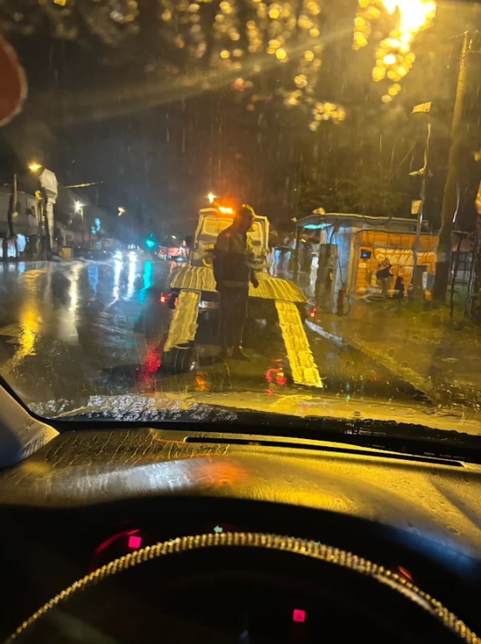 Mladiću iz Beograd otkazali brisači na auto-putu tokom pljuska