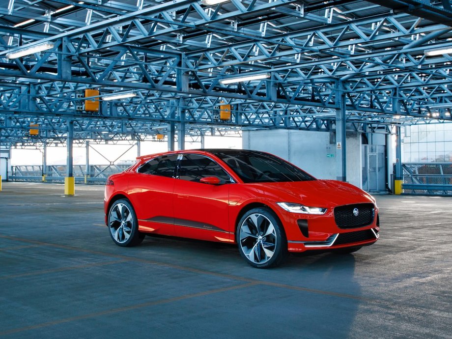 Oto Jaguar I-PACE, koncepcyjny pięcioosobowy SUV. Wygląda dość podobnie do Tesli Modelu X.