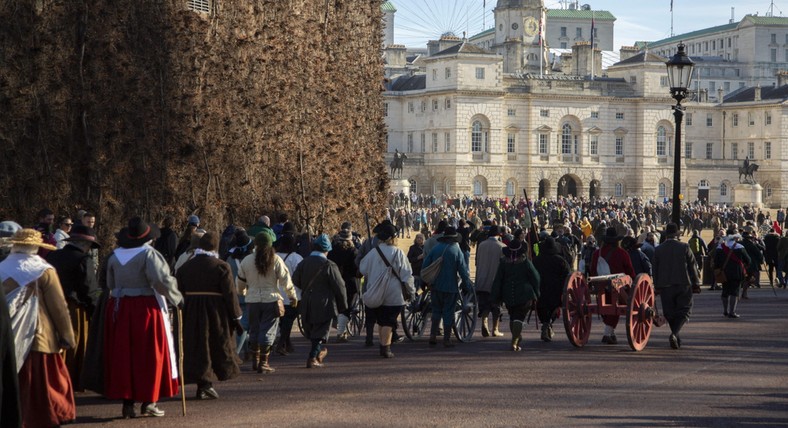 Angielskie Towarzystwo Wojny Domowej odtwarza sceny upamiętniające egzekucję Karola I z 30 stycznia 1649 r. w Londynie