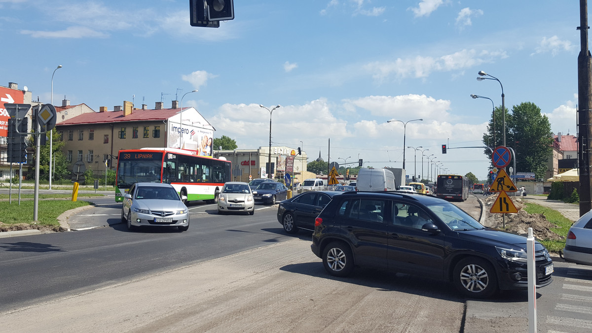 Kończy się okres wakacyjny, a wraz z nim prace na wielu remontowanych odcinkach lubelskich ulic. W najbliższy weekend drogowcy będą kładli nową nawierzchnię na al. Tysiąclecia, ale prace będą prowadzone również na skrzyżowaniu ul. Narutowicza z Głęboką i Nadbystrzycką.