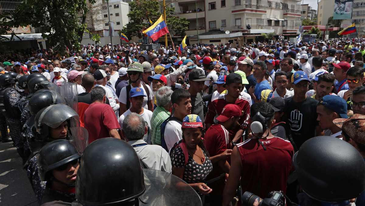 Przed zaplanowanymi manifestacjami przeciwników i zwolenników prezydenta Nicolasa Maduro w stolicy Wenezueli, Caracas, doszło do starć części protestujących z policją. Ulice są pilnie strzeżone przez siły bezpieczeństwa.