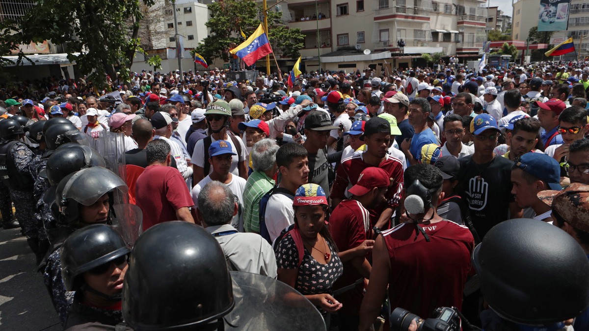 Przed zaplanowanymi manifestacjami przeciwników i zwolenników prezydenta Nicolasa Maduro w stolicy Wenezueli, Caracas, doszło do starć części protestujących z policją. Ulice są pilnie strzeżone przez siły bezpieczeństwa.