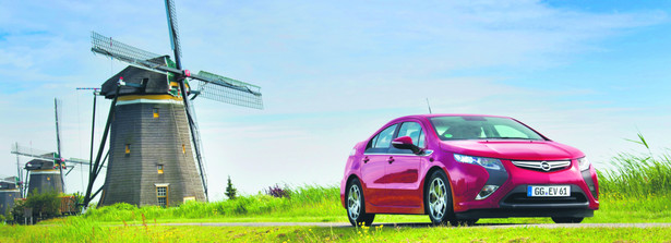Opel Ampera na motorze elektrycznym może przejechać około 50 km. Gdy energia w bateriach się kończy, uruchamia się tradycyjny silnik spalinowy wydłużający zasięg do 500 km materiały prasowe