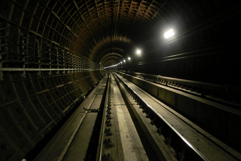 Tunel wydrążony pod Placem Defilad łączy dwie linie metra. Tędy pociągi jadące z Kabat będą przejeżdżały do stacji II linii.