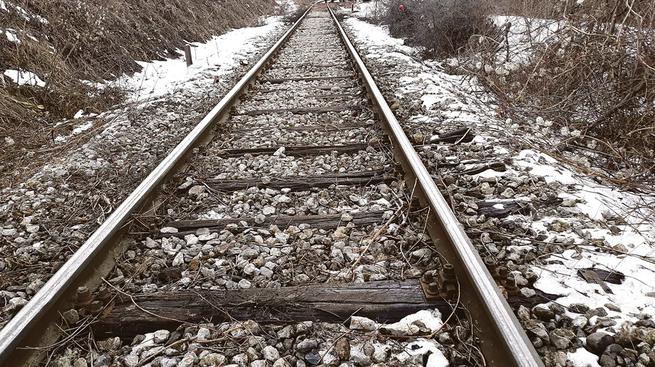 Pruga je izgrađena pre 100 godina, a zbog lošeg stanja, brzina na njoj je ograničena
