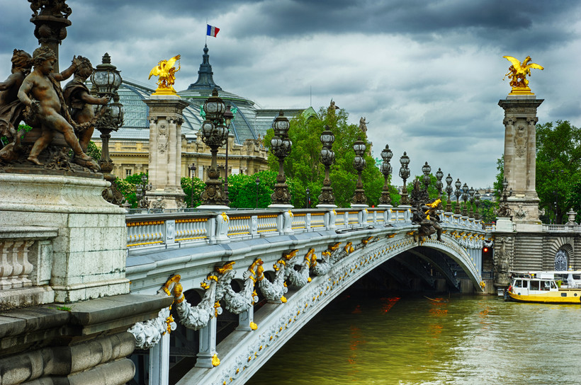 Z początkiem października 1896 r. przyjechało do Paryża, żeby powitać cara, 930 tys. Francuzów. Miejsca w oknach na trasie planowanego przejazdu gościa właściciele domów udostępniali za kwotę 200 franków od osoby. Przez dwa dni uprzejmościom okazywanym Mikołajowi II nie było końca. Cara poproszono nawet o wmurowanie kamienia węgielnego pod nowy most na Sekwanie (na zdjęciu), który dla przypochlebienia się sojusznikowi nazwano imieniem Aleksandra III. Prasa prześcigała się w okazywaniu zachwytów Rosji i jej władcy. Tak podejmowani Rosjanie z miejsca pokochali Paryż.
