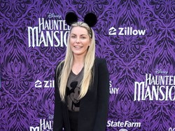 Gdzie ten seksapil? Króliczek "Playboya" i ostatnia żona Hugh Hefnera na premierze filmowej [FOTO]