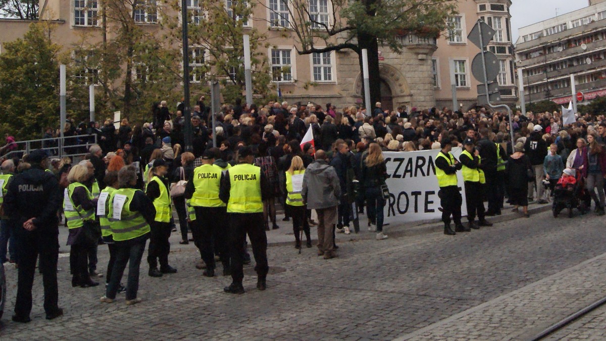 Na 13 grudnia zaplanowano tzw. strajk obywatelski w kilkudziesięciu polskich miastach. Wśród nich ma nie zabraknąć i tych z Warmii i Mazur. Manifestacje m.in. ws. dymisji rządu zapowiedziano w Olsztynie, Elblągu i Ełku a także Giżycku i Węgorzewie.