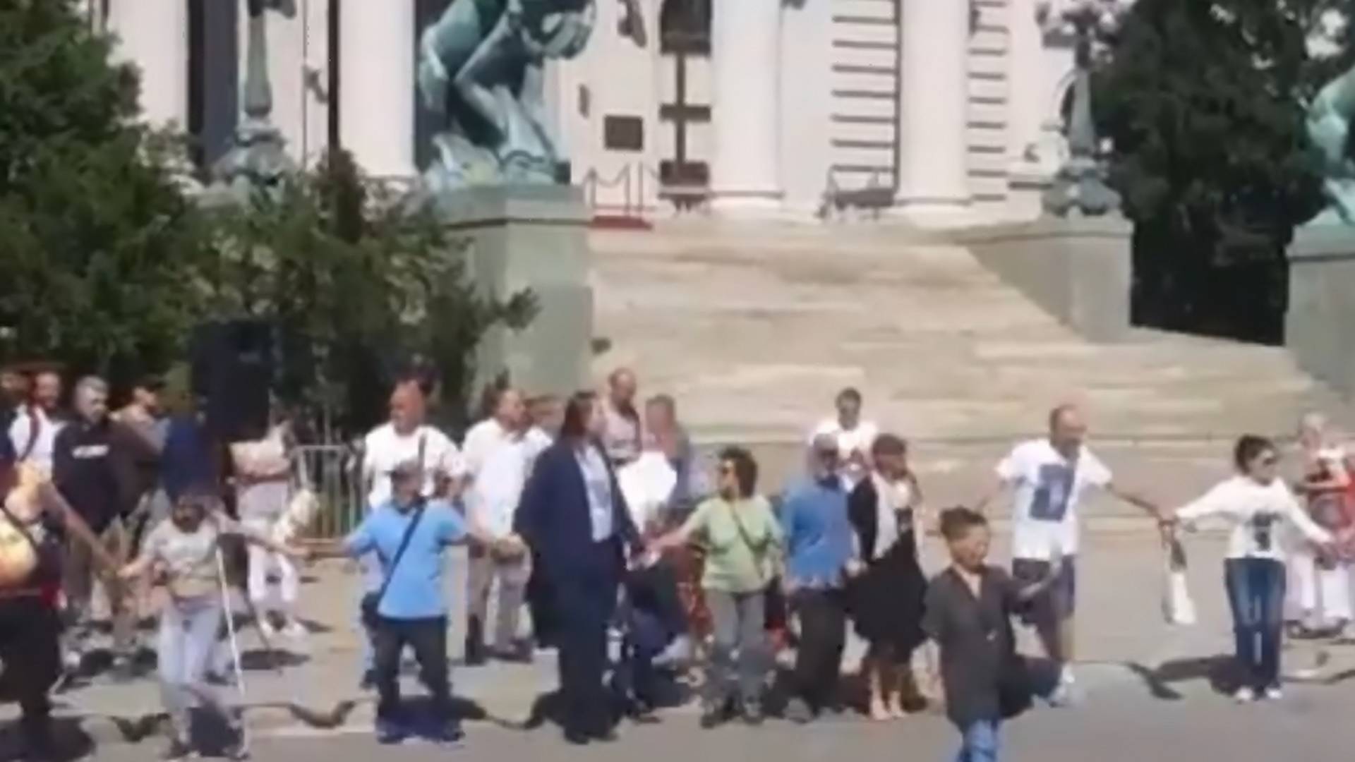 Dok svet i dalje strahuje od korone - Srbi igraju kolo ispred Skupštine