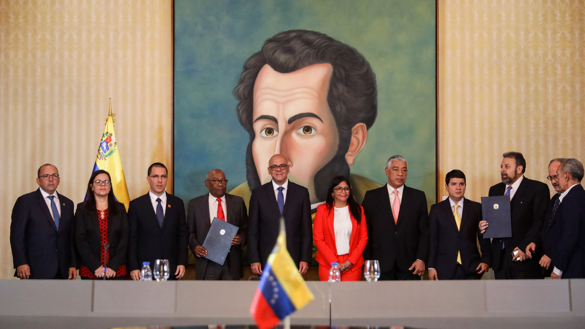 Władze Wenezueli nie wykluczają powrotu deputowanych z rządzącej Zjednoczonej Partii Socjalistycznej Wenezueli do zdelegalizowanego przez prezydenta Maduro Zgromadzenia Narodowego, które kontynuuje działalność. Gest ten miałby zjednać przychylność opozycji.