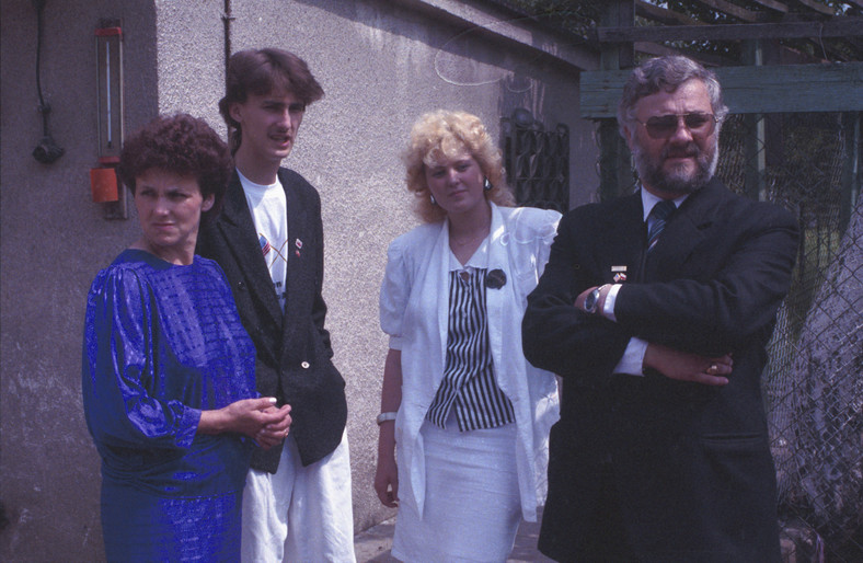 Gdańsk, 1989 r. Bogdan Wałęsa wraz z mamą Danutą i Krzysztofem Puszem oczekują na wizytę prezydenta George'a Busha