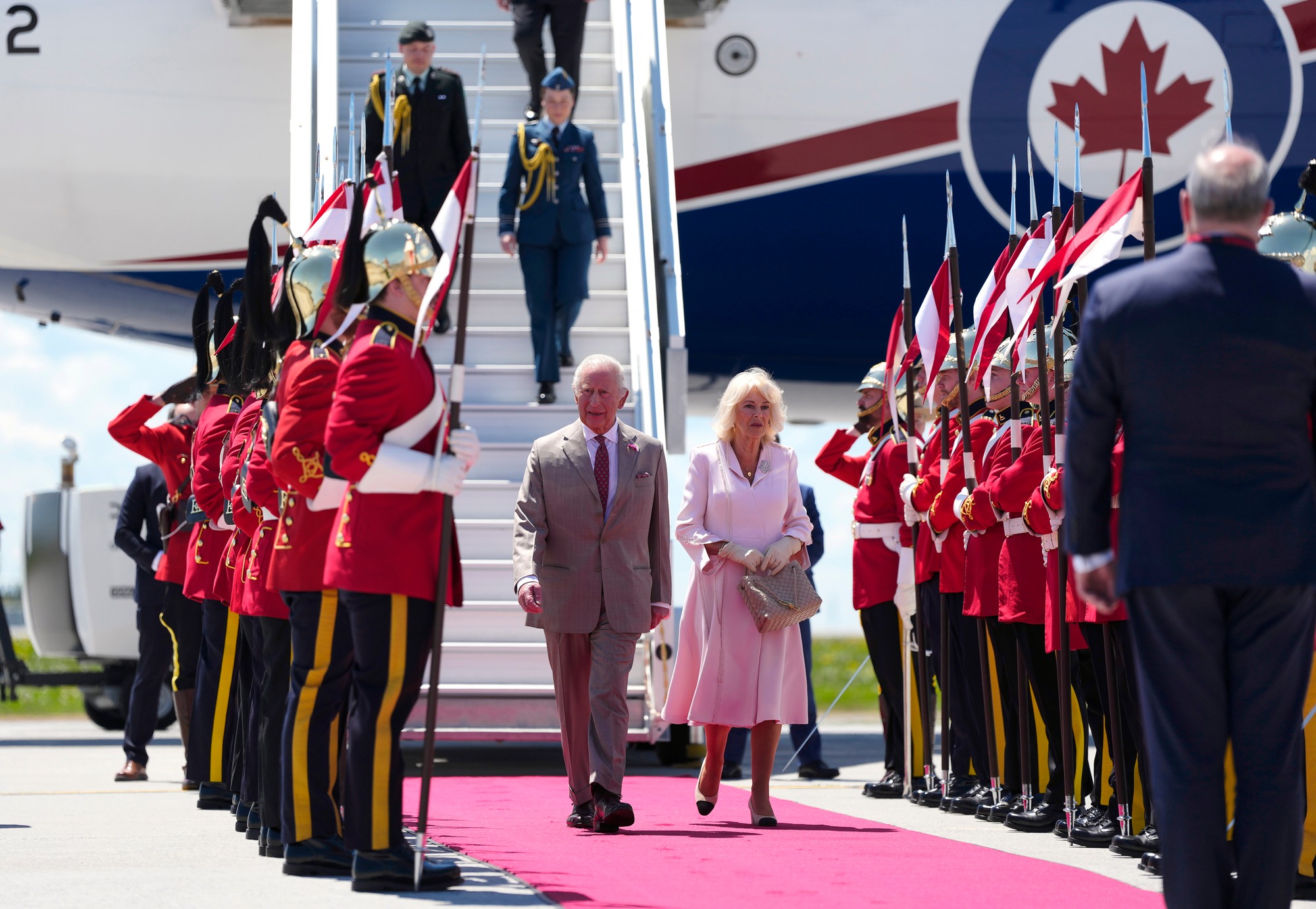 Britský kráľ Karol III. a britská kráľovná Kamila po prílete na letisko v Ottawe.