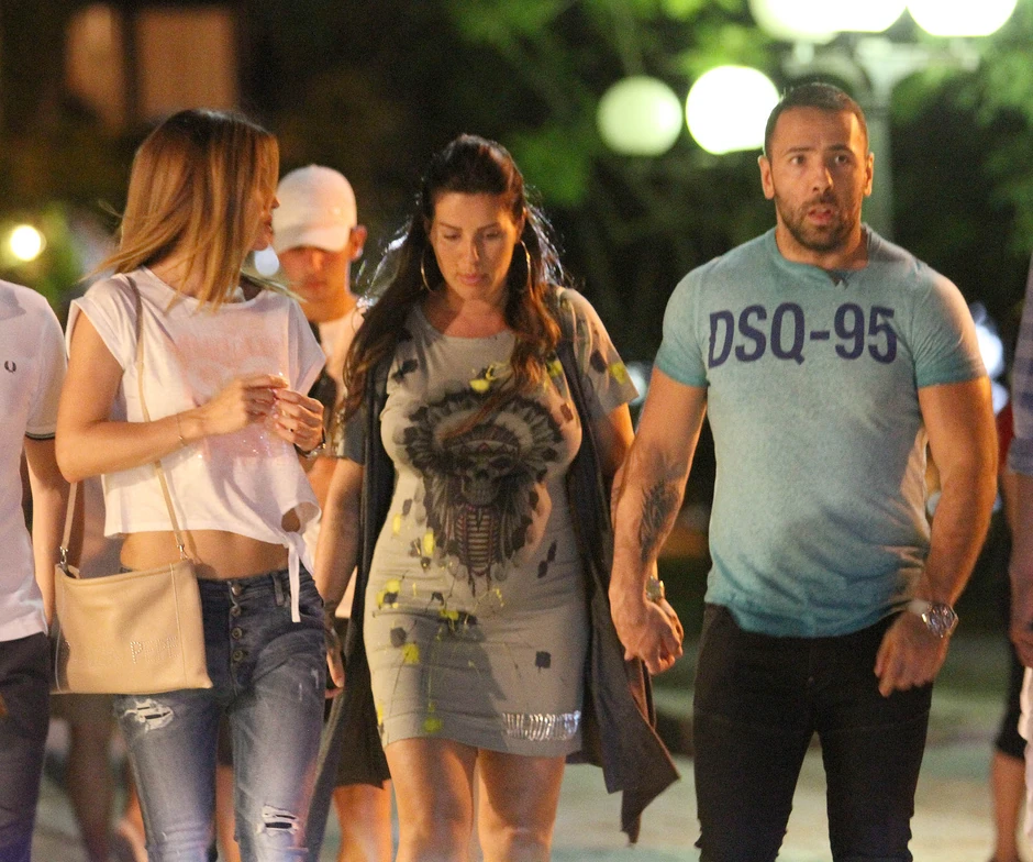 Seka Aleksić šeta Starim gradom u Budvi