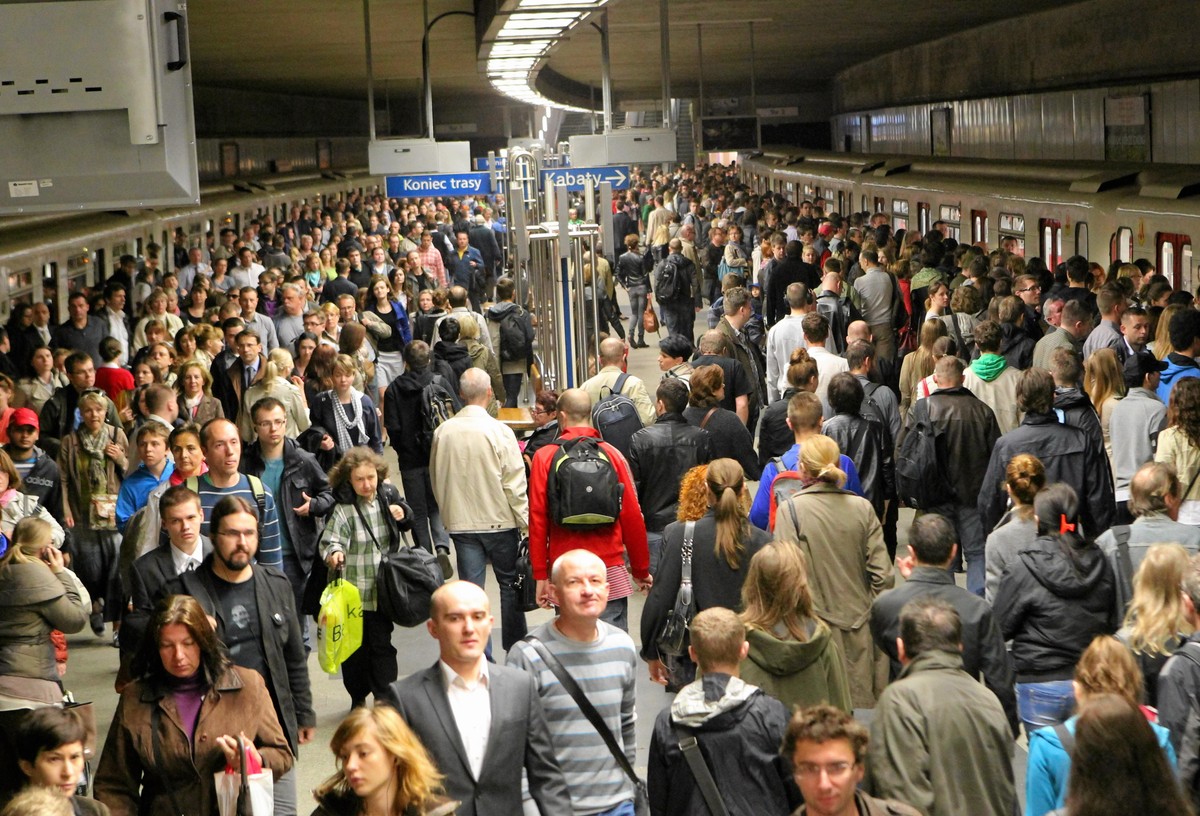 Tłum pasażerów na stacji metra Politechnika