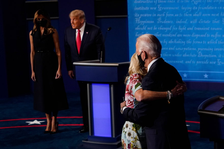 Debata przed amerykańskimi wyborami prezydenckimi. Nashville, Tennessee, USA, 22 października 2020 r. W przeciwieństwie do swojej żony Melanii i Joego Bidena Trump w ogóle nie miał ze sobą maseczki.