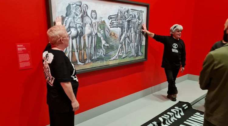 Klímaaktivisták ragasztották magukat Picasso Mészárlás Koreában című festményéhez Melbourne-ben