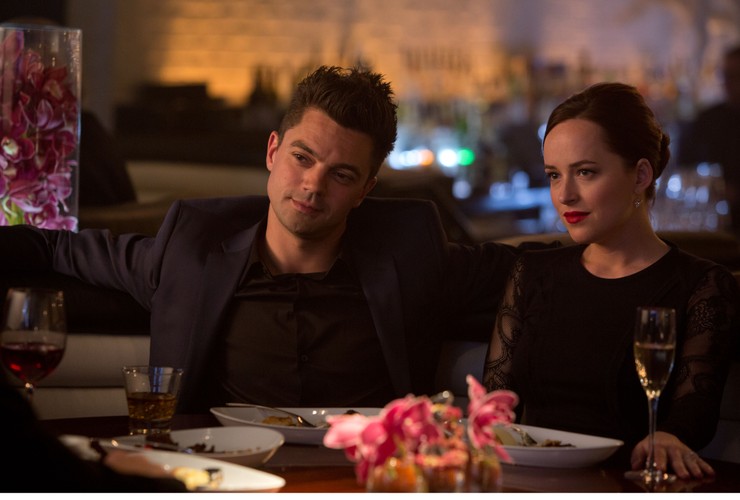 Dominic Cooper i Dakota Johnson w filmie 'Need for Speed'