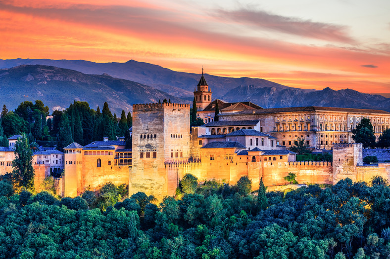 Twierdza Alhambra z Granady o zachodzie słońca. Andaluzja, Hiszpania