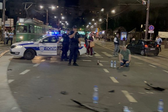 (FOTO) TEŠKA NESREĆA KOD VUKOVOG SPOMENIKA! Srča i delovi vozila svuda po putu, motor na kolovozu