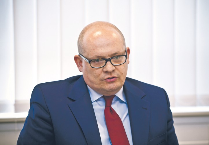 <strong>34. Tomasz Zalasiński</strong>
<br></br>
radca prawny z kancelarii Domański Zakrzewski, Palinka
<br></br>
Znakomity konstytucjonalista. Pełnomocnik skarżących i wnioskodawców w licznych sprawach przed Trybunałem Konstytucyjnym. Ubiegłoroczna wygrana w jednej z nich zapewniła mu miejsce w naszym rankingu. Chodzi o głośny wyrok, w którym TK uznał, że zmuszanie samorządów, które utworzyły samodzielny publiczny zakład opieki zdrowotnej (SPZOZ), do pokrywania jego strat to w istocie wyręczanie państwa. I dał rządowi 18 miesięcy na naprawienie niekonstytucyjnych przepisów. Samorządy liczą, że orzeczenie okaże się impulsem do całościowej reformy systemu finansowania świadczeń opieki zdrowotnej. Wnioskodawcę (Sejmik Województwa Mazowieckiego) reprezentował właśnie mec. Zalasiński. 
<br></br>
Znalazł się także w gronie świetnych konstytucjonalistów powołanych przez marszałka Senatu Tomasza Grodzkiego do opiniowania na jego zlecenie projektów aktów prawnych oraz  ustaw przekazywanych przez Sejm izbie wyżej parlamentu co do ich zgodności z konstytucją.  Był też zaangażowany w prace nad projektem senackiej ustawy naprawczej dotyczącej sądownictwa, która jest odpowiedzią na listopadowy wyrok Trybunału Sprawiedliwości Unii Europejskiej w sprawie Izby Dyscyplinarnej Sądu Najwyższego oraz Krajowej Rady Sądownictwa. 
<br></br>
PS