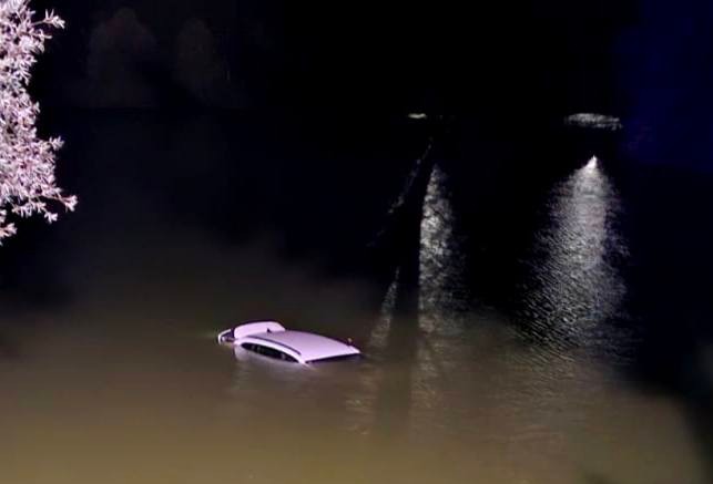V Brodne skončilo auto v rybník.
