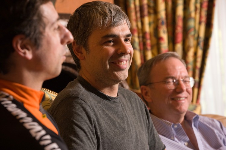 Larry Page (po środku), współzałożyciel i prezes Google Inc.