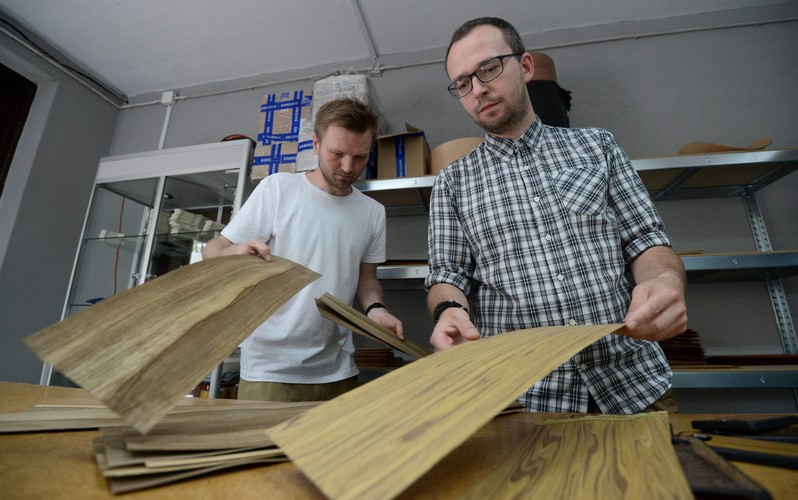 Bewood - Wólka koło Warszawy – produkcja drewnianych etui do telefonów.  <br><br>(ukit) PAP/Bartłomiej Zborowski