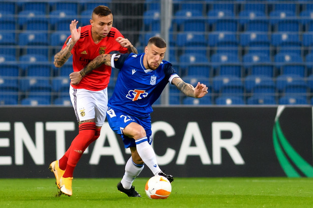 Piłkarz Lecha Poznań Pedro Tiba (P) i Everton (L) z drużyny Benfica Lizbona podczas meczu Ligi Europy grupa D, na "Stadion Poznań"