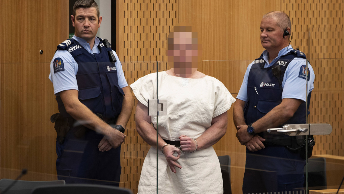 Brenton Tarrant, oskarżony o zamordowanie 51 osób 15 marca podczas ataków na dwa meczety w Christchurch w Nowej Zelandii, nie przyznał się do winy. Dziś do sądu wpłynął akt oskarżenia, w którym Tarrantowi postawiono 92 zarzuty, w tym morderstwo i terroryzm.