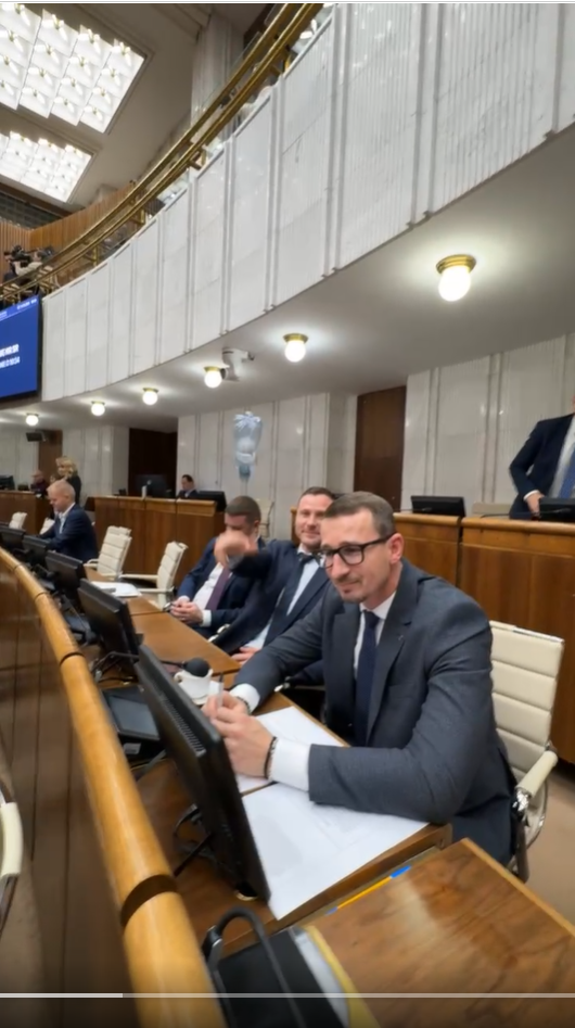 V parlamente sa počas schvaľovania novely Trestného zákona strhla bitka. 