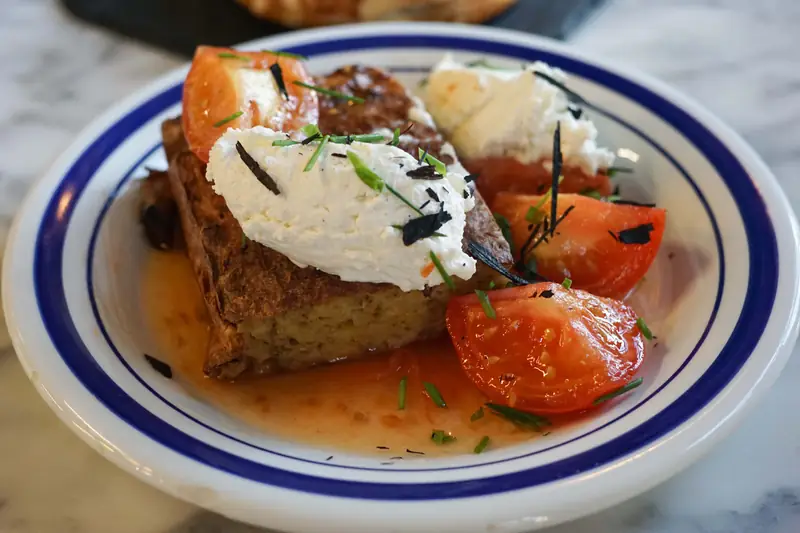 Babka ziemniaczana, syrop pomidorowy, twaróg kozi