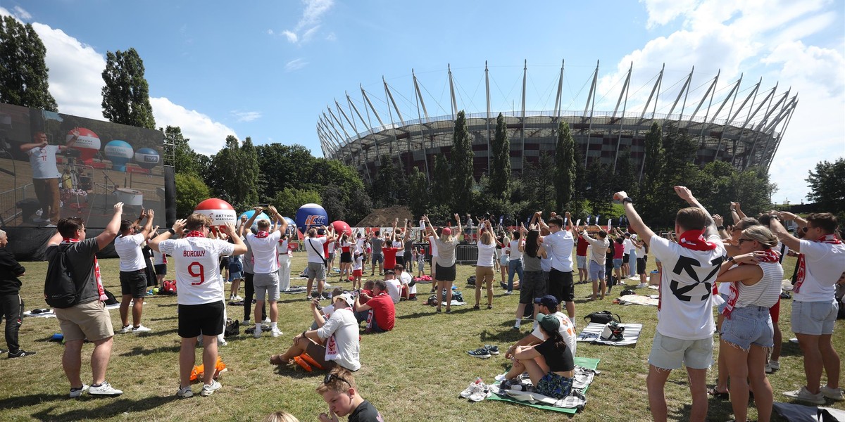 Strefa kibica na błoniach Stadionu Narodowego w Warszawie.