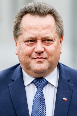 Katastrofa smoleńska jak zbrodnia NKWD na Polakach? Wiceszef MSWiA ogłosił konkurs dla uczniów "w poszukiwaniu prawdy"