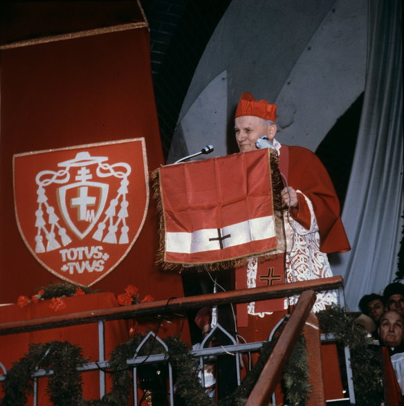 Karol Wojtyła jako kardynał i arcybiskup metropolita krakowski podczas wygłaszania homilii przed kościołem Zmartwychwstania Pańskiego w Piekarach Śląskich 