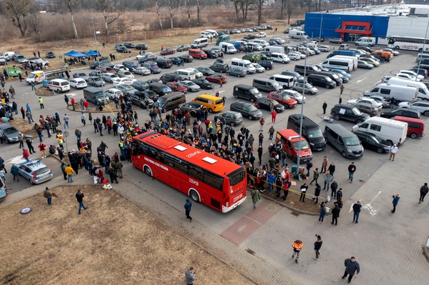 Przemyśl, 27.02.2022. Na zdjęciu z drona miejsce pomocy dla uchodźców z Ukrainy, zorganizowane na parkingu przy jednym ze sklepów