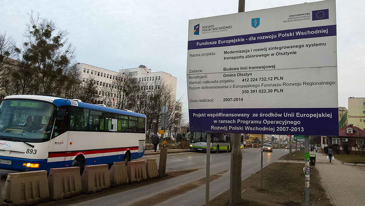 W związku z budową linii tramwajowej w Olsztynie, kierowców i pieszych czekają kolejne poważne zmiany. Prace, które trwają w kilku częściach miasta, nabierają tempa i teraz wkraczają do centrum stolicy Warmii i Mazur.