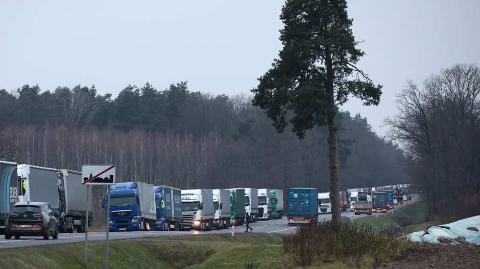 Kilkunastokilometrowa kolejka tirów do przejścia granicznego w Koroszczynie, 15.11.2021.