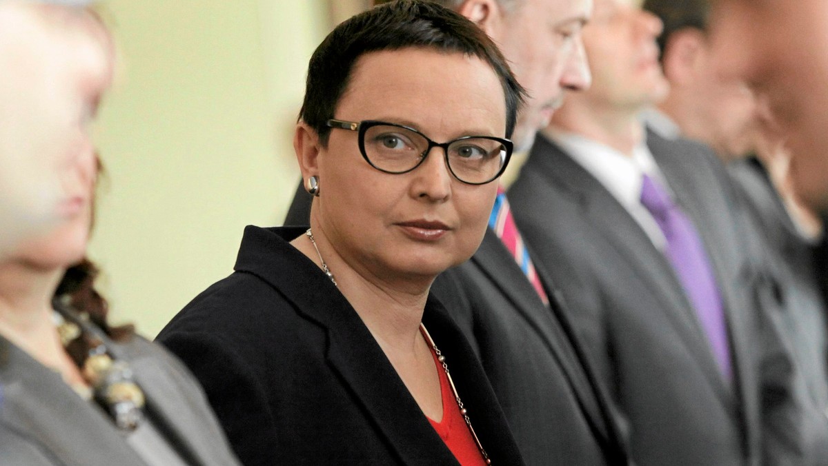 Odwołanie minister edukacji Katarzyny Hall - to główny postulat związkowców z Sekcji Krajowej Oświaty i Wychowania NSZZ "Solidarność", którzy demonstrowali dzisiaj przed kancelarią premiera. Ich zdaniem Hall jest najgorszym z ministrów edukacji.