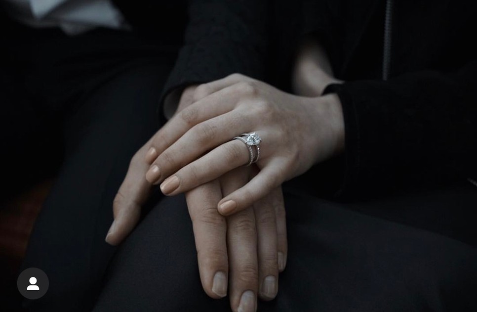 Joe Jonas és Sophie Turner egy meseszép képpel jelentették be eljegyzésüket
