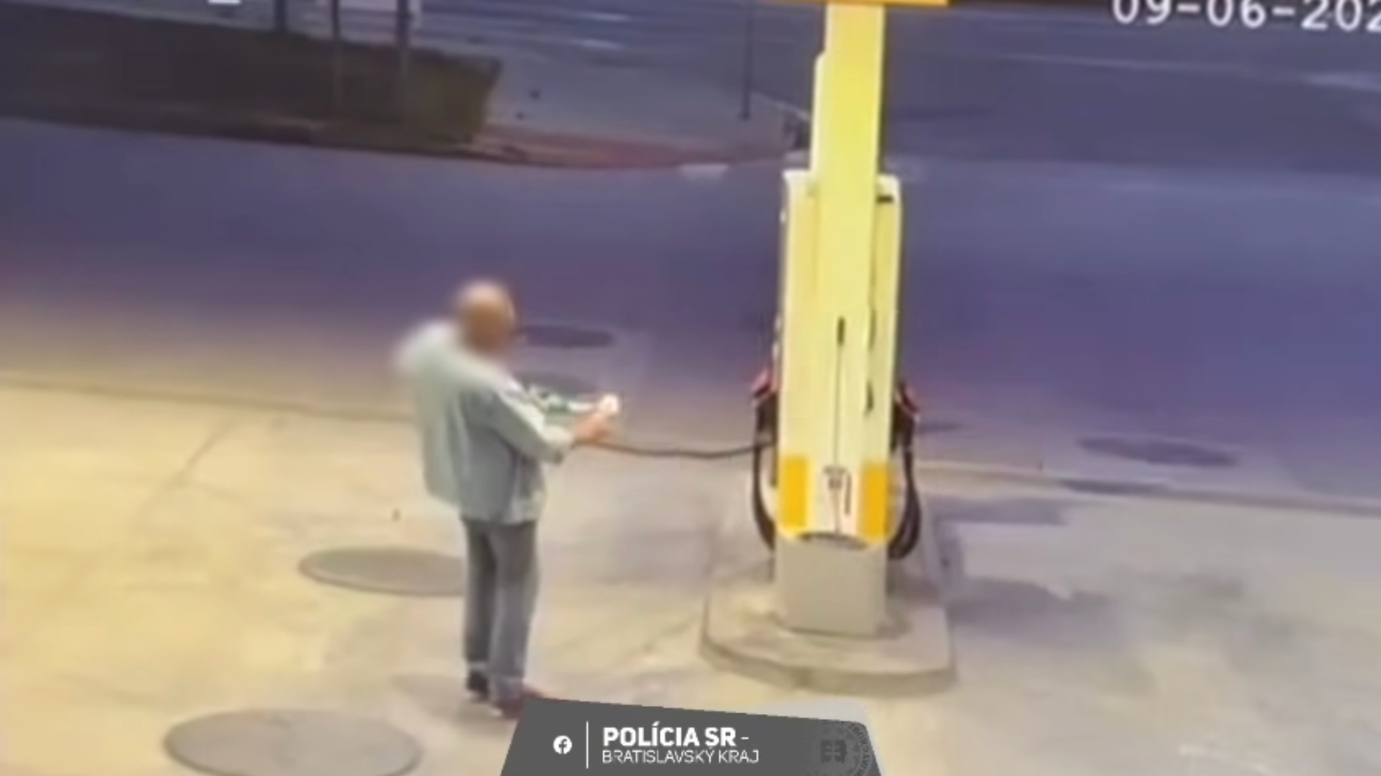 Muž zapaľuje pohonnú hmotu v tankovacej pištoli na čerpaces stanici v Rovinke