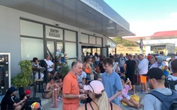 Ewakuacja turystów na Rodos. "Ludzie spali na trawnikach i na leżakach"